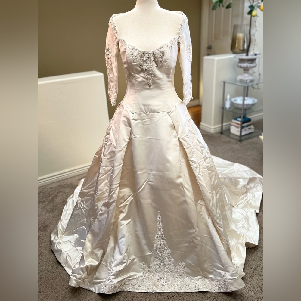Reem Acra | “Passion” silk wedding gown | Warm Ivory | Size 8 (fits like 4-6)